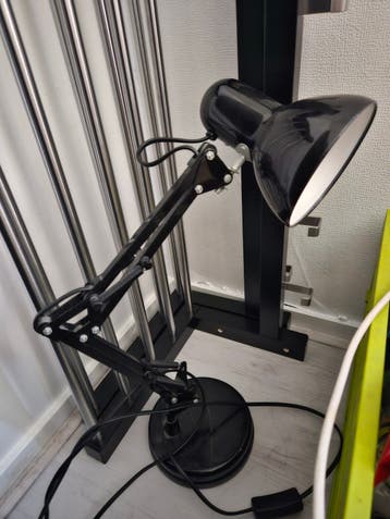 Zwarte bureaulamp met verstelbare arm