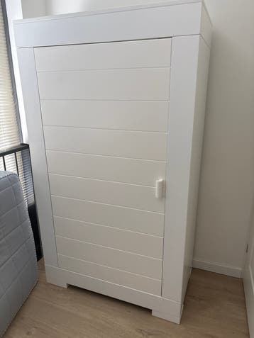 Witte kledingkast met planken en hangruimte