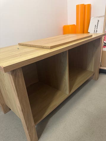 Mooie houten kast met kleine beschadiging