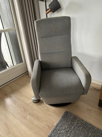 Comfortabele grijze relaxfauteuil