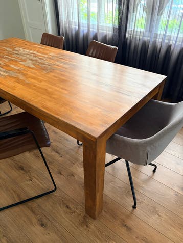Eettafel met gebruikssporen - opknapper