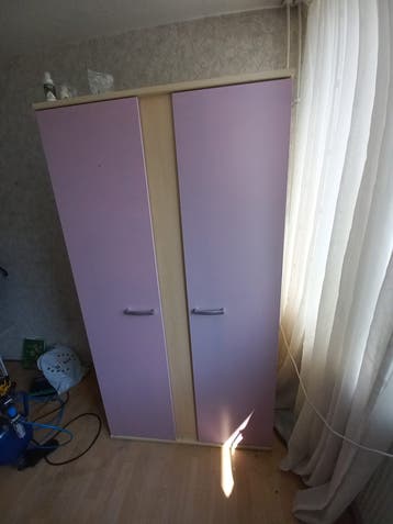 Kast met roze deuren