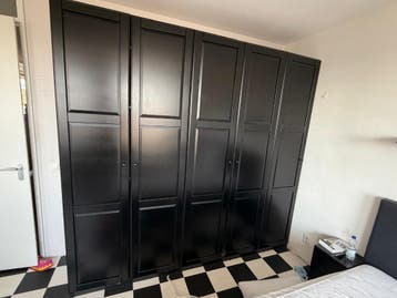 gratis af te halen: grote zwarte PAX-kast van Ikea