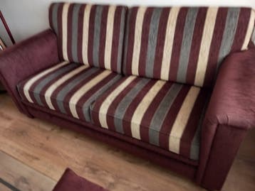 GRATIS! Comfortabele 2-zits bank in wijnrood, beige en grijs