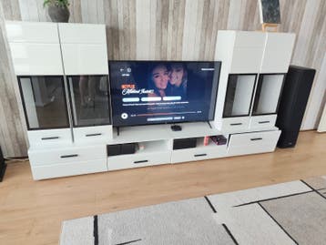 Gratis Witte wandmeubel met 4 hang vitrines.
