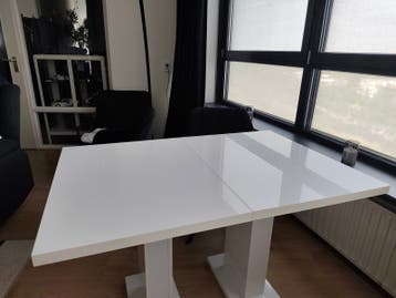 Witte eetkamertafel uitschuifbaar.