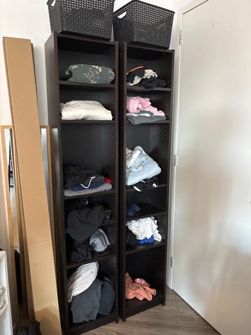 Twee smalle boekenkasten/opbergkasten, donkerbruin