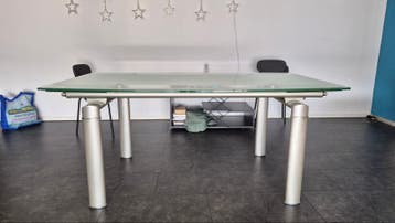 Uitschuifbare eettafel van glas en metaal (4-6 pers.)