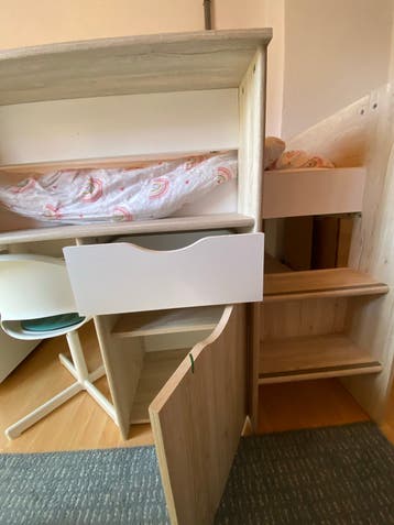 Halfhoogslaper met opbergruimte en bureau