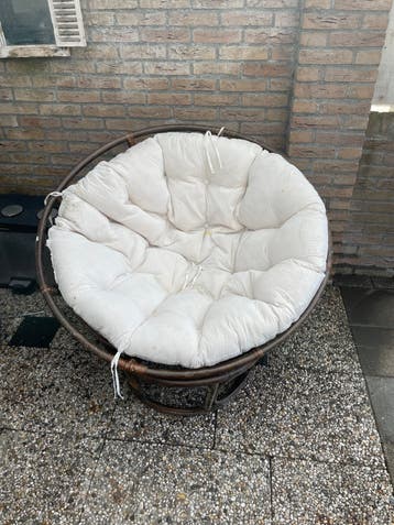 Gratis Papasan stoel met kussen - moet gereinigd worden