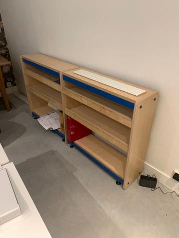 Praktische houten kasten met planken