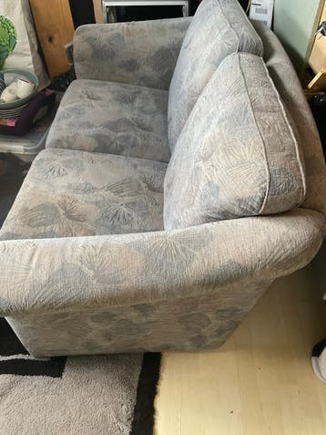 Gratis comfortabele tweepersoonsbank met bladmotief