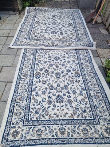 Twee klassieke vloerkleden met bloemmotief