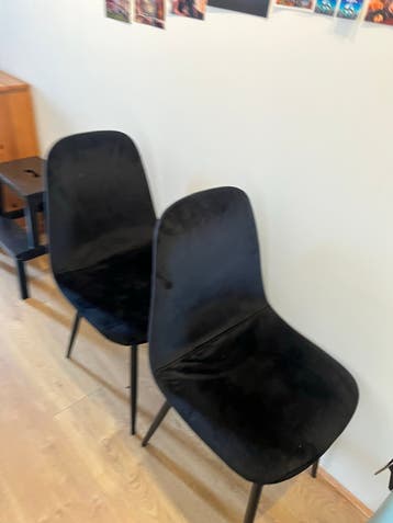Set van 2 zwarte fluwelen eetkamerstoelen - GRATIS
