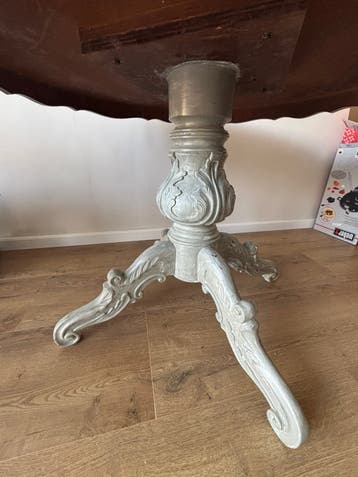Ronde eettafel met antiek voet