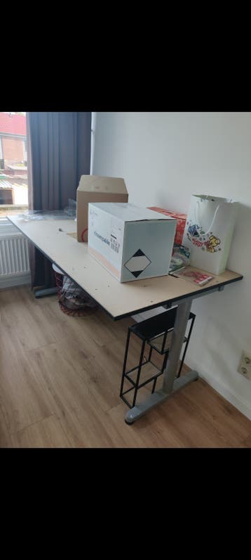 Groot bureau met metalen onderstel