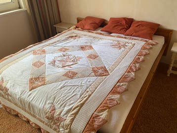 Tweepersoons massief grenen bed met laden en matrassen