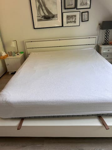 Witte bedombouw met auping spiraalbodem
