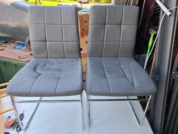Set van 2 grijze eetkamerstoelen met chromen onderstel