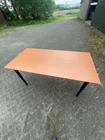 Net bureau met zwart onderstel
