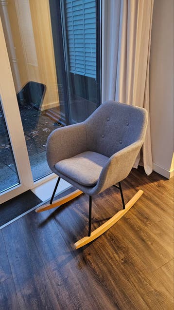 Schommelstoel grijs met houten onderstel