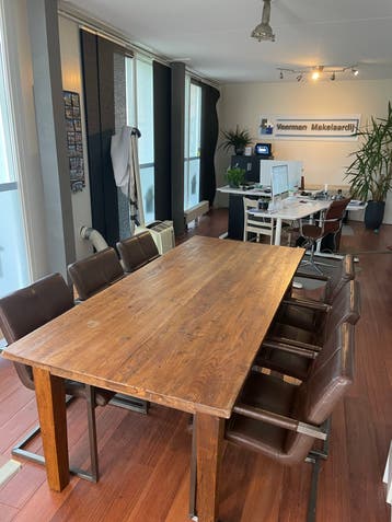 Robuuste eettafel met 6 leren stoelen