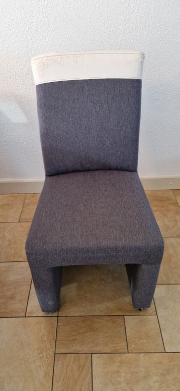 Eetkamerstoel met beschadigde rugleuning