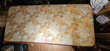 Eenpersoonsbed met matras en opberglades