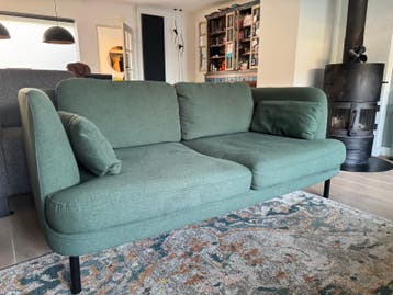 Comfortabele tweepersoonsbank in frisse groene kleur