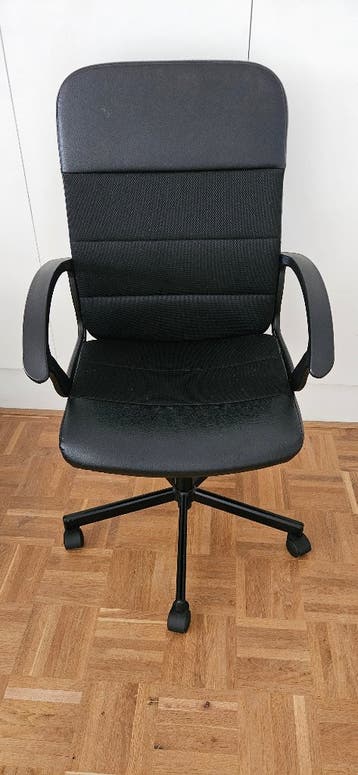 Gratis af te halen: bureau en bureaustoel.