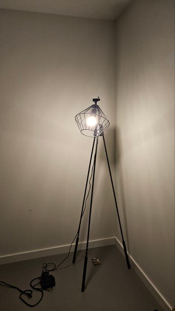 Zwarte vloerlamp met draadkooi kap