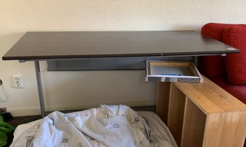 Gratis af te halen: Bureau met lichte gebruikerssporen