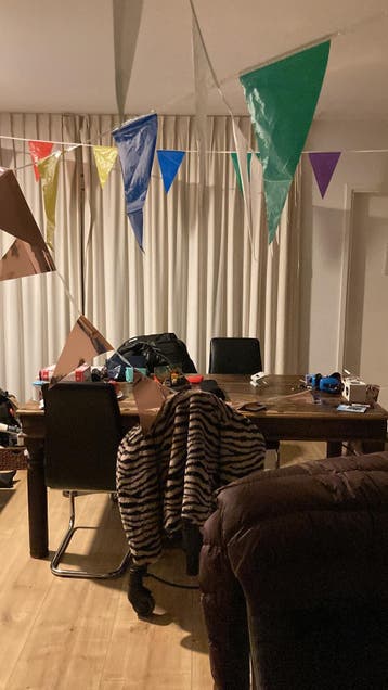 Gratis Massief Houten Eettafel - Robuust en Ruim (6 persoons