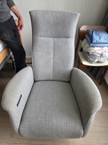 Comfortabele grijze relaxfauteuil met verstelbare rugleuning