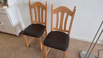 GRATIS , 2 eetkamer stoelen.