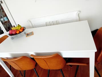 Mooie witte eettafel zonder stoelen