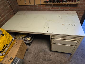 ijzere bureau werktafel met laden ( GRATIS AF TE HALEN )