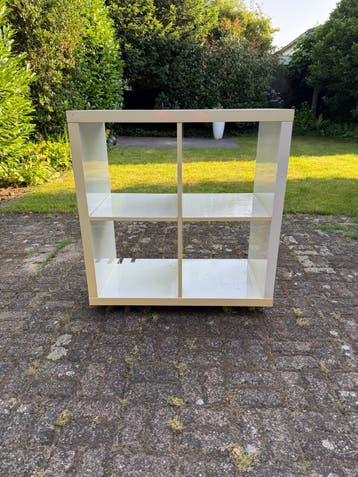 Wit kastje (IKEA) met 4 vakken en uitsparingen voor buizen