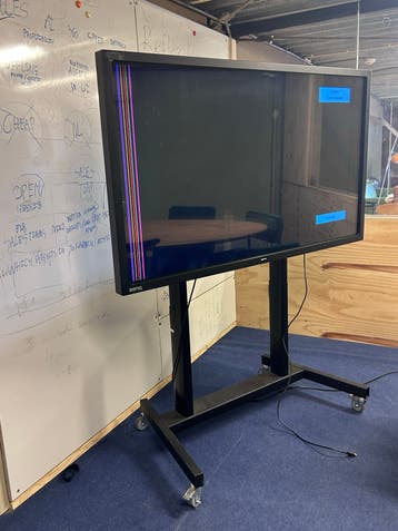 Grote BenQ TV op verrijdbare voet - voor klusser