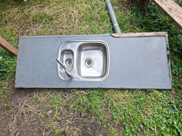 Aanrechtblad met dubbele spoelbak en kraan