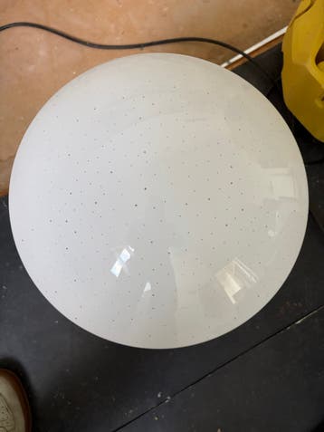 Witte bolvormige plafondlamp met spikkelpatroon
