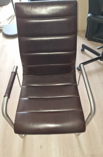 Bruine stoel met metalen frame