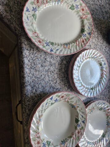 Servies met bloemmotief - Borden en schalen