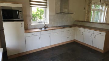 Complete keuken is al gedemonteerd zonder koelkast
