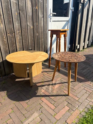 Drie diverse bijzettafels gratis af te halen