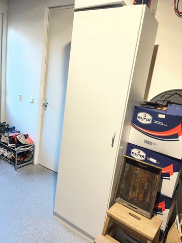 ALLEEN VANDAAG- Witte kast met planken - Gratis af te halen