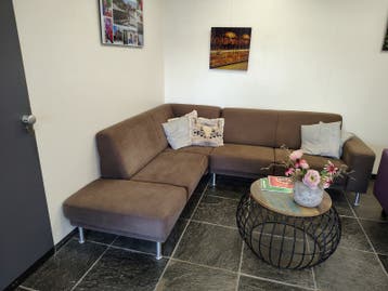 Comfortabele bruine hoekbank met chaise longue