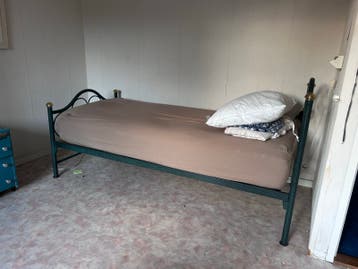 Eenpersoonsbed met stalen frame, groen met gouden details