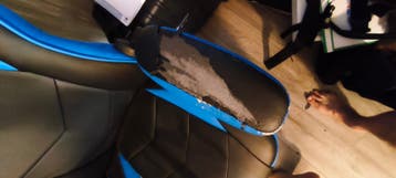 2 bureaustoelen: 1 game stoel (zwart/blauw) en 1 rode stoel