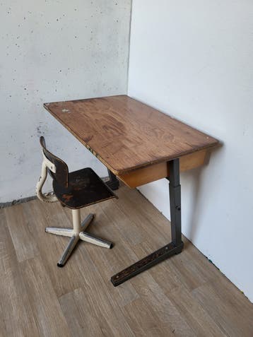 Gratis: vintage schoolbank bureau+stoeltje